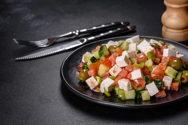 Görög Saláta Friss Uborka Paradicsom Paprika Saláta Vöröshagyma Feta Sajt — Stock Fotó
