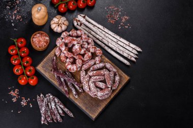 İspanyol Fuet sosisleri, koyu beton arka planda.