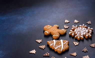 Noel kurabiyesi. Ballı, zencefilli ve tarçınlı kurabiyeler.