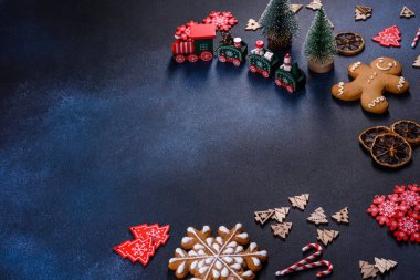 Noel kurabiyesi. Ballı, zencefilli ve tarçınlı kurabiyeler.