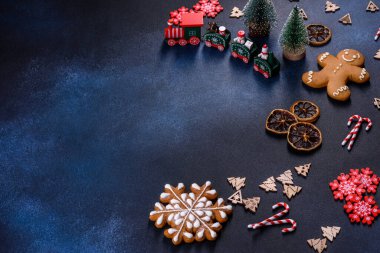 Noel kurabiyesi. Ballı, zencefilli ve tarçınlı kurabiyeler.