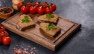 Gri arka planda taze ev yapımı tavuk ciğeri ezmesi.