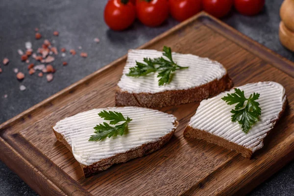 Home Made Bread Wooden Cutting Board Curd Cheese Ricotta Herbs — Fotografia de Stock