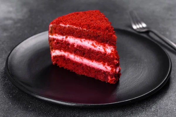 红绒蛋糕 经典的三层蛋糕 由红脂海绵蛋糕和奶油奶酪糖霜制成 美式烹饪 — 图库照片