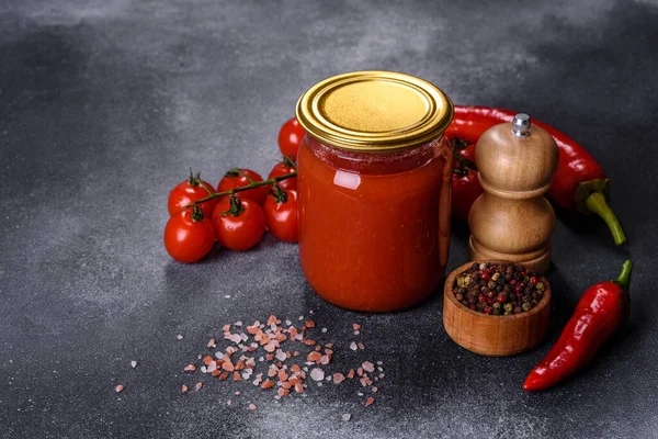 Spicy Sweet Tomato Sauce Garlic Pepper Herbs Glass Jars Canned — Foto de Stock