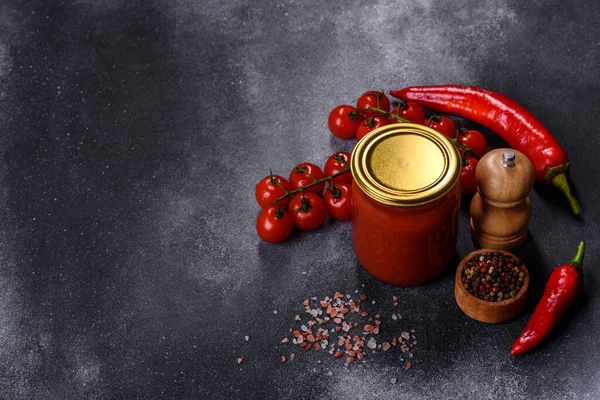 Spicy Sweet Tomato Sauce Garlic Pepper Herbs Glass Jars Canned — Fotografia de Stock