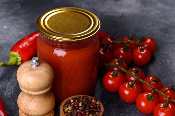 Spicy Sweet Tomato Sauce Garlic Pepper Herbs Glass Jars Canned — Foto de Stock