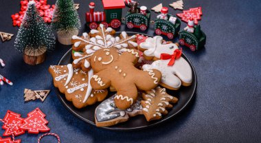 Noel kurabiyesi. Ballı, zencefilli ve tarçınlı lezzetli zencefilli kurabiyeler. Kış bileşimi