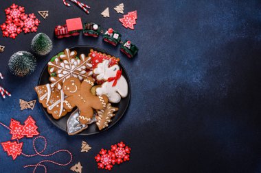 Noel kurabiyesi. Ballı, zencefilli ve tarçınlı lezzetli zencefilli kurabiyeler. Kış bileşimi