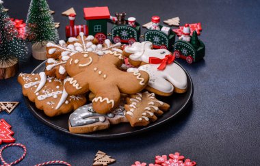Noel kurabiyesi. Ballı, zencefilli ve tarçınlı lezzetli zencefilli kurabiyeler. Kış bileşimi