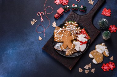 Noel kurabiyesi. Ballı, zencefilli ve tarçınlı lezzetli zencefilli kurabiyeler. Kış bileşimi
