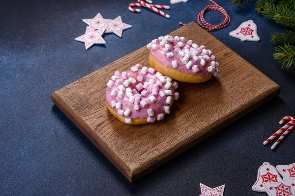 Pink Glazed Doughnut Marshmallow Christmas Decorations Wooden Cutting Board Dark — Stockfoto