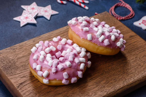 Pink Glazed Doughnut Marshmallow Christmas Decorations Wooden Cutting Board Dark — Stockfoto