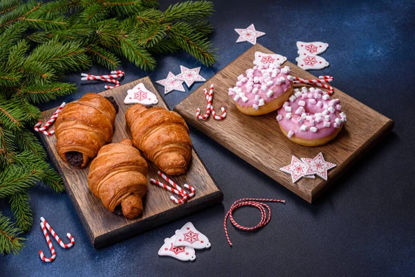 Crispy Chocolate Croissant Christmas Decorations Wooden Cutting Board Dark Concrete — Stockfoto