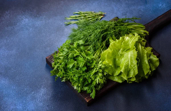 Salad Parsley Dill Dark Cutting Board Blue Concrete Background Cooking — ストック写真