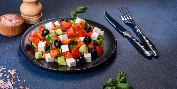 Salade Grecque Fraîche Avec Tomate Concombre Bel Poivre Olives Fromage — Photo