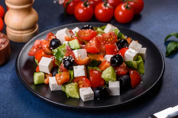 Verse Griekse Salade Met Tomaat Komkommer Bel Peper Olijven Feta — Stockfoto