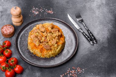 Tavuklu pilav ya da pilav, geleneksel Özbek haşlanmış pirinç, tavuk eti, sebze ve baharat tabağı.