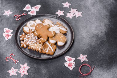 Noel kurabiyesi. Ballı, zencefilli ve tarçınlı lezzetli zencefilli kurabiyeler. Kış bileşimi