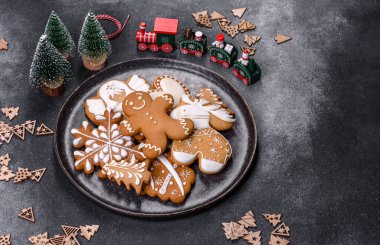 Noel kurabiyesi. Ballı, zencefilli ve tarçınlı lezzetli zencefilli kurabiyeler. Kış bileşimi