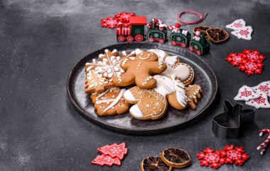 Noel kurabiyesi. Ballı, zencefilli ve tarçınlı lezzetli zencefilli kurabiyeler. Kış bileşimi