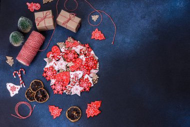 Noel kurabiyesi. Ballı, zencefilli ve tarçınlı lezzetli zencefilli kurabiyeler. Kış bileşimi