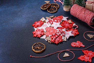 Noel kurabiyesi. Ballı, zencefilli ve tarçınlı lezzetli zencefilli kurabiyeler. Kış bileşimi