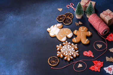 Noel kurabiyesi. Ballı, zencefilli ve tarçınlı lezzetli zencefilli kurabiyeler. Kış bileşimi