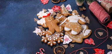 Noel kurabiyesi. Ballı, zencefilli ve tarçınlı lezzetli zencefilli kurabiyeler. Kış bileşimi