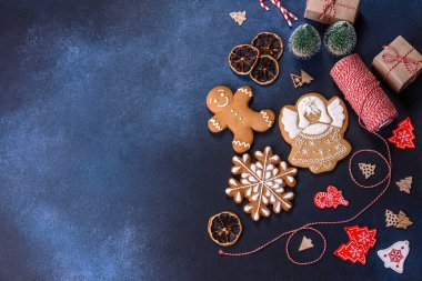 Noel kurabiyesi. Ballı, zencefilli ve tarçınlı lezzetli zencefilli kurabiyeler. Kış bileşimi