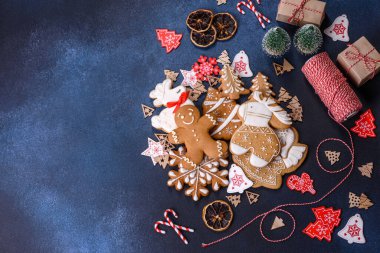 Noel kurabiyesi. Ballı, zencefilli ve tarçınlı lezzetli zencefilli kurabiyeler. Kış bileşimi