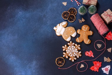 Noel kurabiyesi. Ballı, zencefilli ve tarçınlı lezzetli zencefilli kurabiyeler. Kış bileşimi