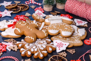 Noel kurabiyesi. Ballı, zencefilli ve tarçınlı lezzetli zencefilli kurabiyeler. Kış bileşimi