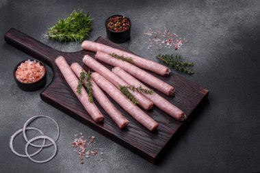 Çiğ sosis ve yemek pişirmek için malzemeler. Taş Masa üzerinde kopya alanı ile Üstten Görünüm