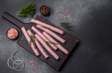 Çiğ sosis ve yemek pişirmek için malzemeler. Taş Masa üzerinde kopya alanı ile Üstten Görünüm