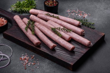 Çiğ sosis ve yemek pişirmek için malzemeler. Taş Masa üzerinde kopya alanı ile Üstten Görünüm