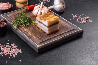 Tuzlanmış domuz yağı, ahşap kesme kurulu Studio adlı fotoğrafa baharatlar ile çiğ domuz eti