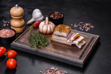 Tuzlanmış domuz yağı, ahşap kesme kurulu Studio adlı fotoğrafa baharatlar ile çiğ domuz eti