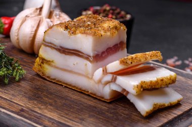 Tuzlanmış domuz yağı, ahşap kesme kurulu Studio adlı fotoğrafa baharatlar ile çiğ domuz eti