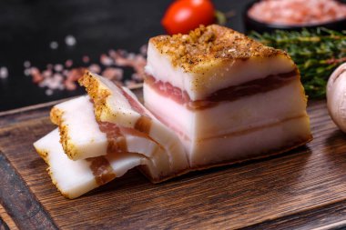 Tuzlanmış domuz yağı, ahşap kesme kurulu Studio adlı fotoğrafa baharatlar ile çiğ domuz eti