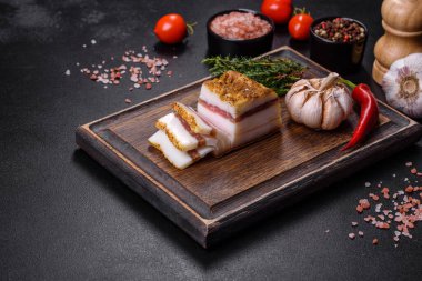 Tuzlanmış domuz yağı, ahşap kesme kurulu Studio adlı fotoğrafa baharatlar ile çiğ domuz eti