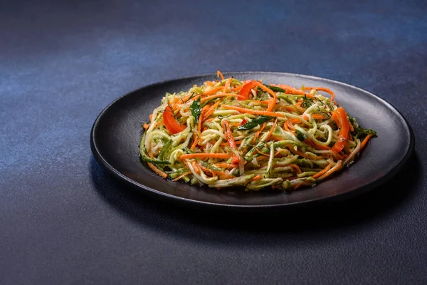 Beton zemin üzerinde ince dilimlenmiş havuç ve kabak salatası. Vejetaryen mutfağı