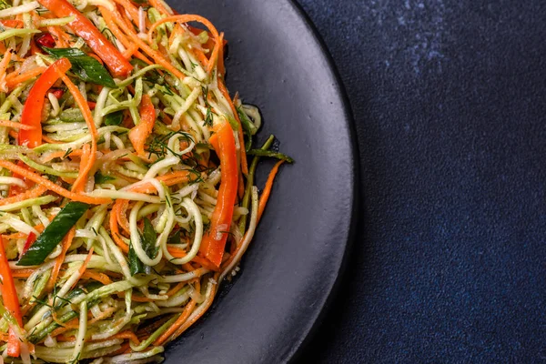 Beton zemin üzerinde ince dilimlenmiş havuç ve kabak salatası. Vejetaryen mutfağı