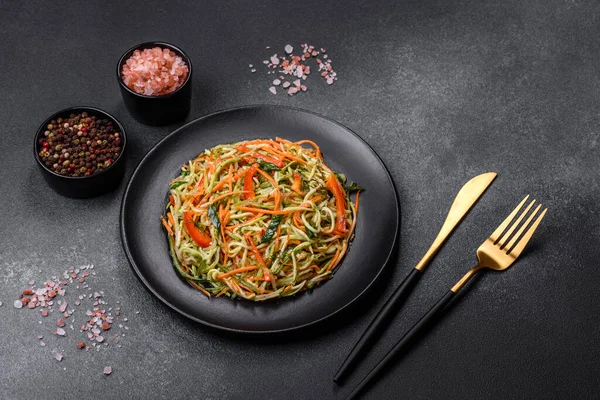 Beton zemin üzerinde ince dilimlenmiş havuç ve kabak salatası. Vejetaryen mutfağı