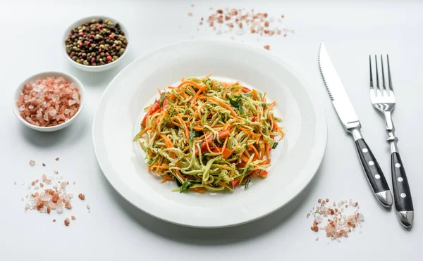 Beton zemin üzerinde ince dilimlenmiş havuç ve kabak salatası. Vejetaryen mutfağı