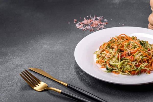 Beton zemin üzerinde ince dilimlenmiş havuç ve kabak salatası. Vejetaryen mutfağı