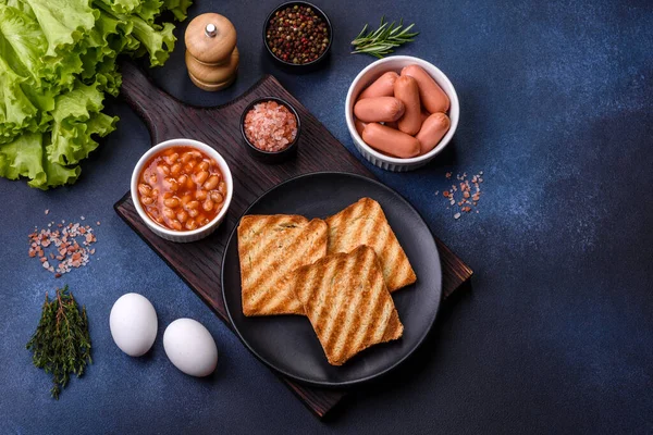 Традиционный Английский Завтрак Яйцами Тостами Шашлыками Фасолью Пряностями Травами Серой — стоковое фото