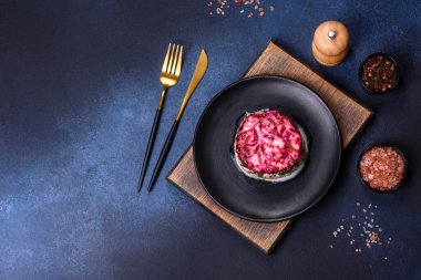 Kürk mantonun altında ringa salatası. Ringa, pancar, patates, havuç ve yumurtadan geleneksel Ukrayna çok katmanlı salatası