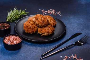 Ekmek kırıntıları içinde soğanlı lezzetli kıymalı börekler. Akşam yemeği için et yemeği.