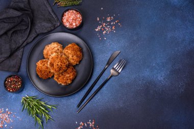 Ekmek kırıntıları içinde soğanlı lezzetli kıymalı börekler. Akşam yemeği için et yemeği.